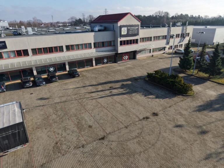 Budynek magazynowy z oznakowaniem Master Solution Logistic